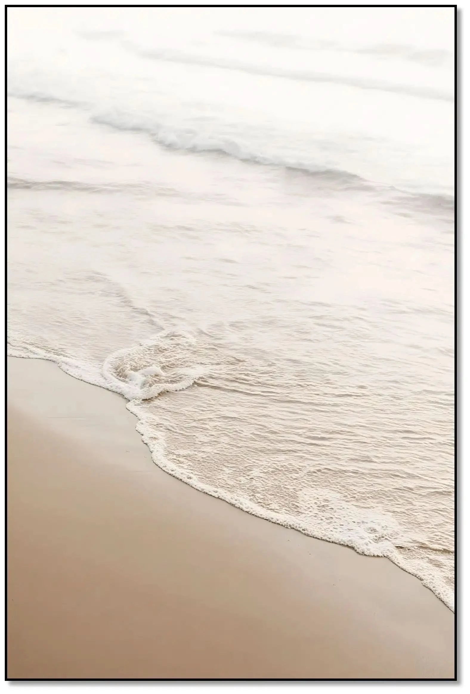 Plage sereine avec vagues douces et sable doré, teintes beige et blanc, ambiance apaisante pour salon ou chambre.