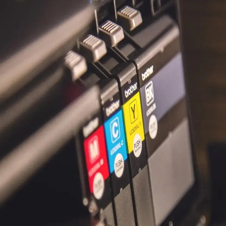 Gros plan sur l'impression haute définition, révélant des couleurs riches et des détails précis sur la toile.