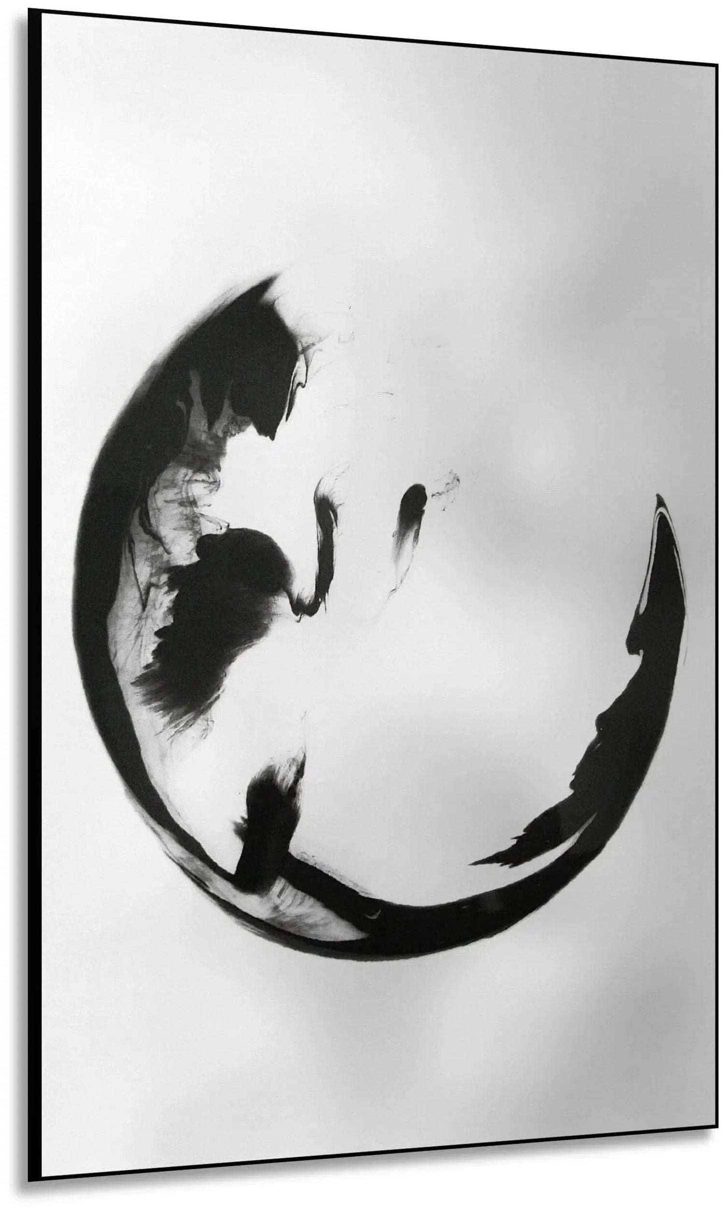 Illustration d’encre en mouvement, formant des volutes abstraites et contrastées, pour une atmosphère intrigante.