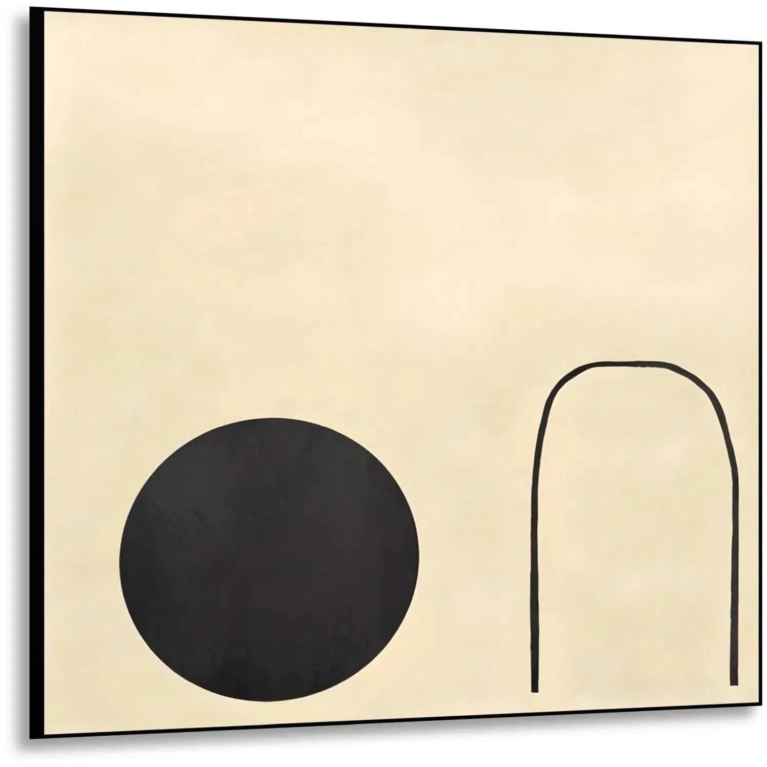 Forme abstraite noire suspendue par une ligne fine sur un fond crème, offrant une impression de mouvement dans un espace minimaliste.