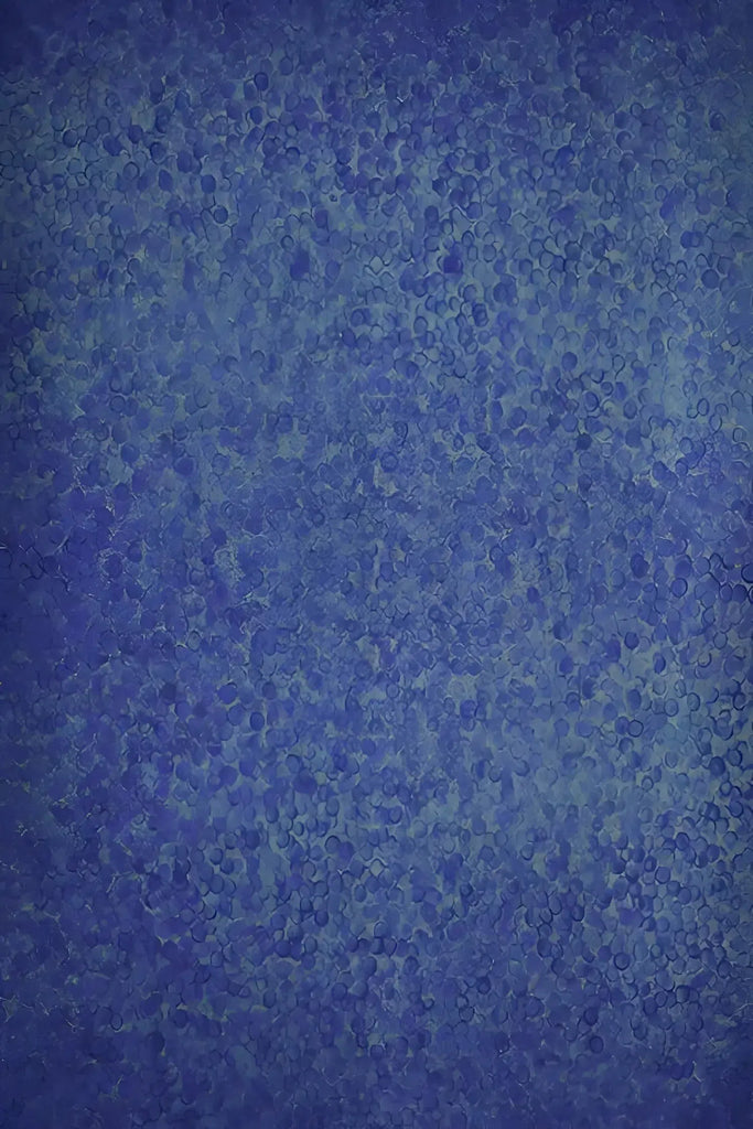 Tableau abstrait en bleu profond avec textures organiques et nuances subtiles, créant une atmosphère immersive et envoûtante.