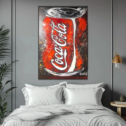 Tableau pop art avec canette rouge vif, touches blanches et noires, ambiance ludique pour salon moderne ou cuisine.