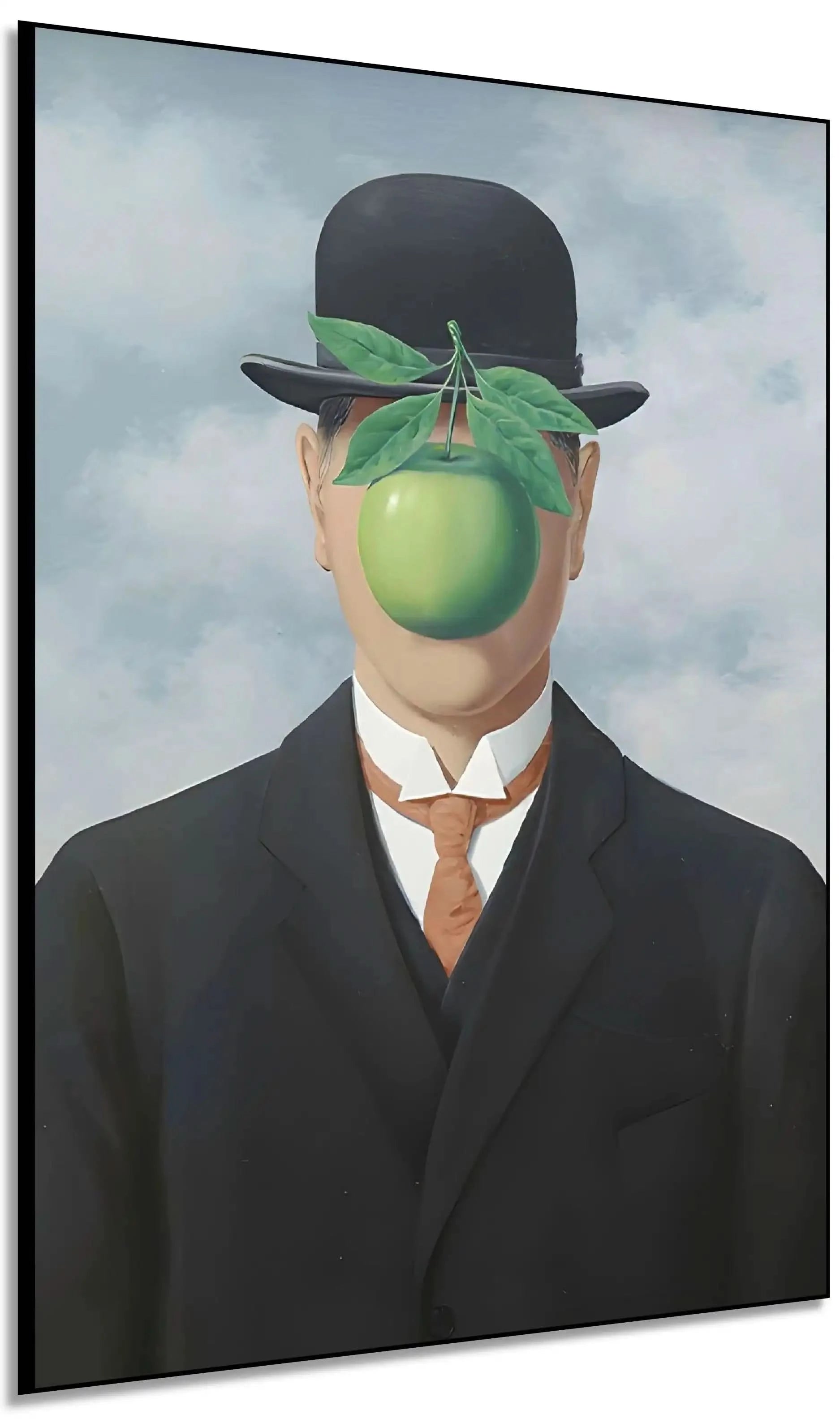 Homme en costume avec visage caché par une pomme verte, ambiance surréaliste et mystérieuse, idéal pour bureau moderne.