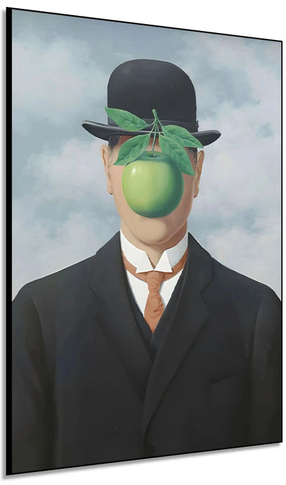 Homme en costume avec visage caché par une pomme verte, ambiance surréaliste et mystérieuse, idéal pour bureau moderne.
