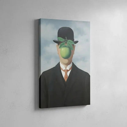 Homme en costume avec visage caché par une pomme verte, ambiance surréaliste et mystérieuse, idéal pour bureau moderne.