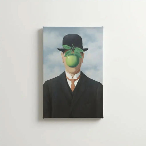 Homme en costume avec visage caché par une pomme verte, ambiance surréaliste et mystérieuse, idéal pour bureau moderne.