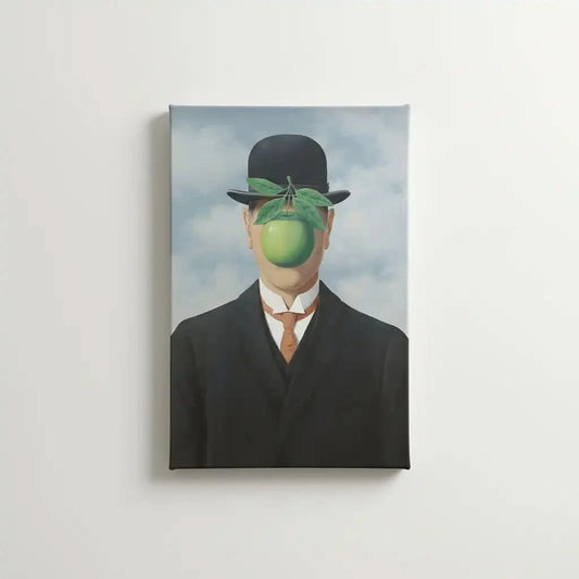 Homme en costume avec visage caché par une pomme verte, ambiance surréaliste et mystérieuse, idéal pour bureau moderne.