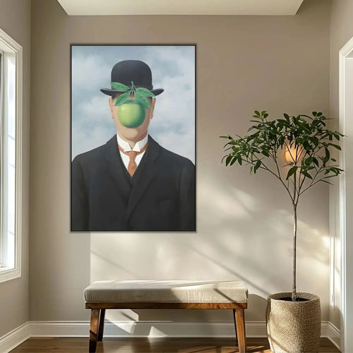 Homme en costume avec visage caché par une pomme verte, ambiance surréaliste et mystérieuse, idéal pour bureau moderne.