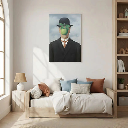 Homme en costume avec visage caché par une pomme verte, ambiance surréaliste et mystérieuse, idéal pour bureau moderne.