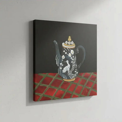 Tableau d'une théière noire avec motifs d'oiseau blanc et fleurs, sur fond noir et table rouge, ambiance élégante et mystérie