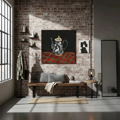 Tableau d'une théière noire avec motifs d'oiseau blanc et fleurs, sur fond noir et table rouge, ambiance élégante et mystérie