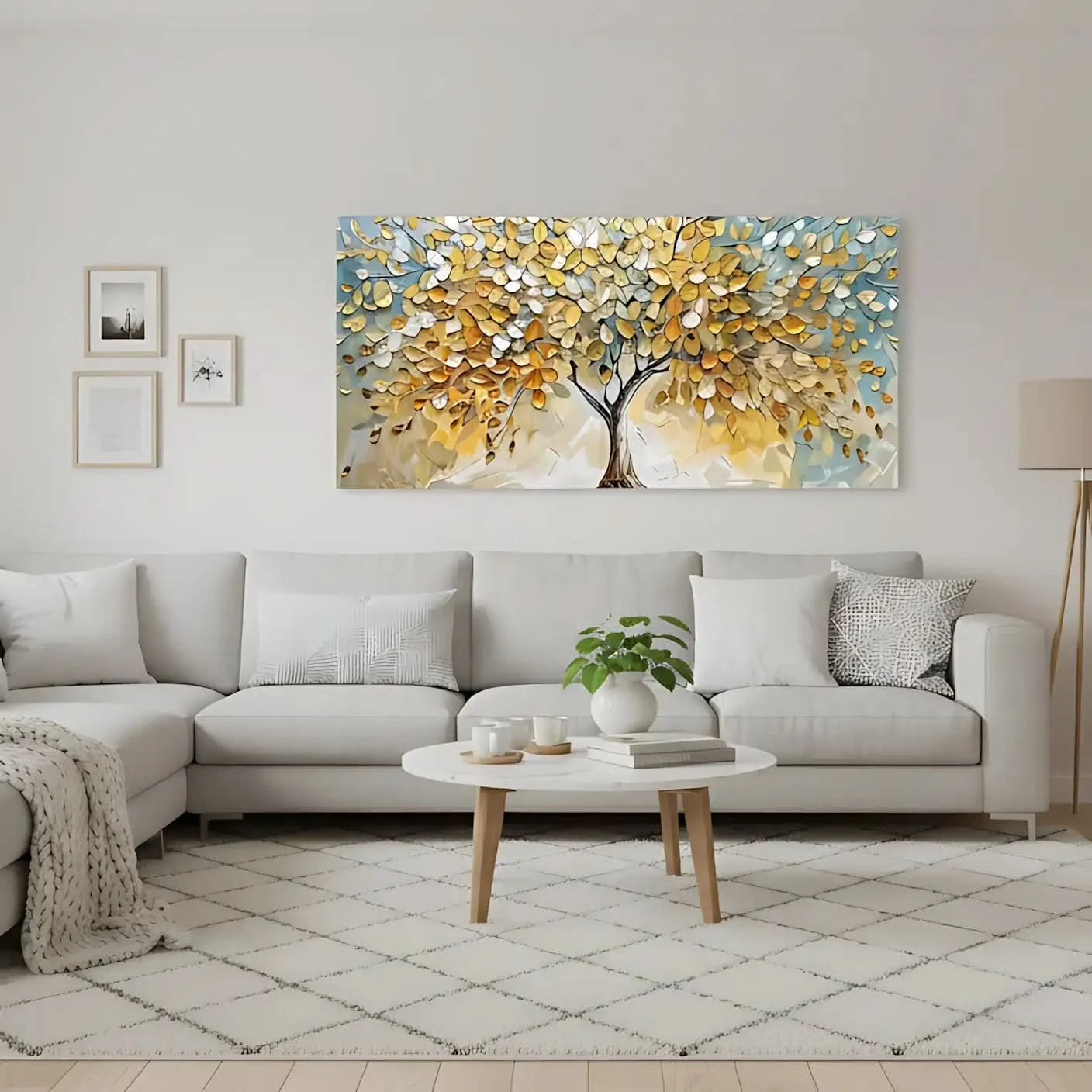 Peinture abstraite d’un arbre doré aux feuilles vert pâle sur fond bleu beige, style mosaïque serein, pour salon ou chambre.
