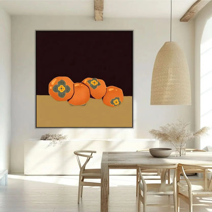 Nature morte avec kakis orange vibrant sur fond sombre, ambiance chaleureuse pour salon ou cuisine.