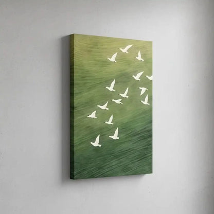 Oiseaux blancs en vol sur fond vert apaisant, évoquant liberté et sérénité, idéal pour salon ou bureau.