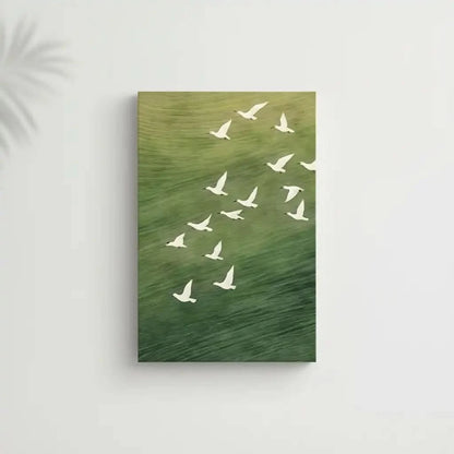 Oiseaux blancs en vol sur fond vert apaisant, évoquant liberté et sérénité, idéal pour salon ou bureau.