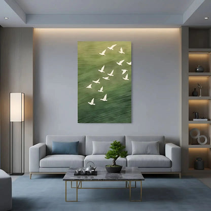 Oiseaux blancs en vol sur fond vert apaisant, évoquant liberté et sérénité, idéal pour salon ou bureau.
