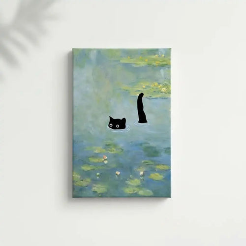 Chat noir mystérieux dans un étang aux nuances de bleu et vert, ambiance paisible et énigmatique pour salon ou bureau.