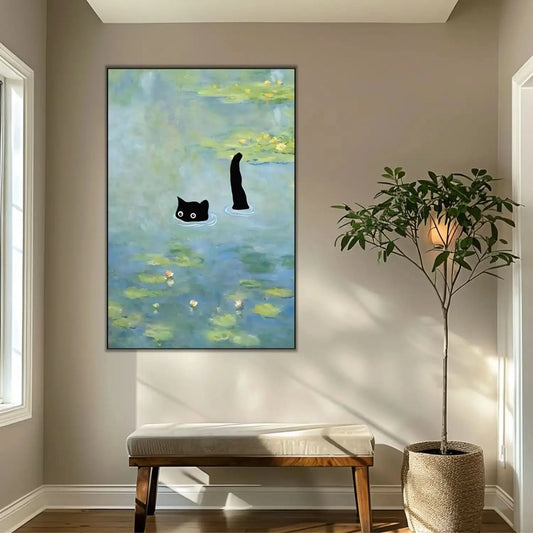 Chat noir mystérieux dans un étang aux nuances de bleu et vert, ambiance paisible et énigmatique pour salon ou bureau.