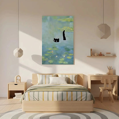 Chat noir mystérieux dans un étang aux nuances de bleu et vert, ambiance paisible et énigmatique pour salon ou bureau.