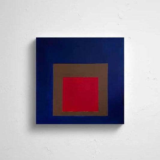 Tableau géométrique avec carré rouge vibrant, encadré de brun et bleu profond, créant une ambiance mystérieuse et captivante.