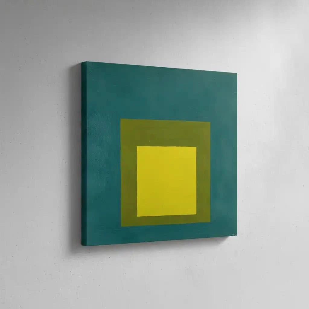 Peinture minimaliste avec carré jaune vif, entouré de vert olive et bleu émeraude, ambiance sereine pour salon moderne.