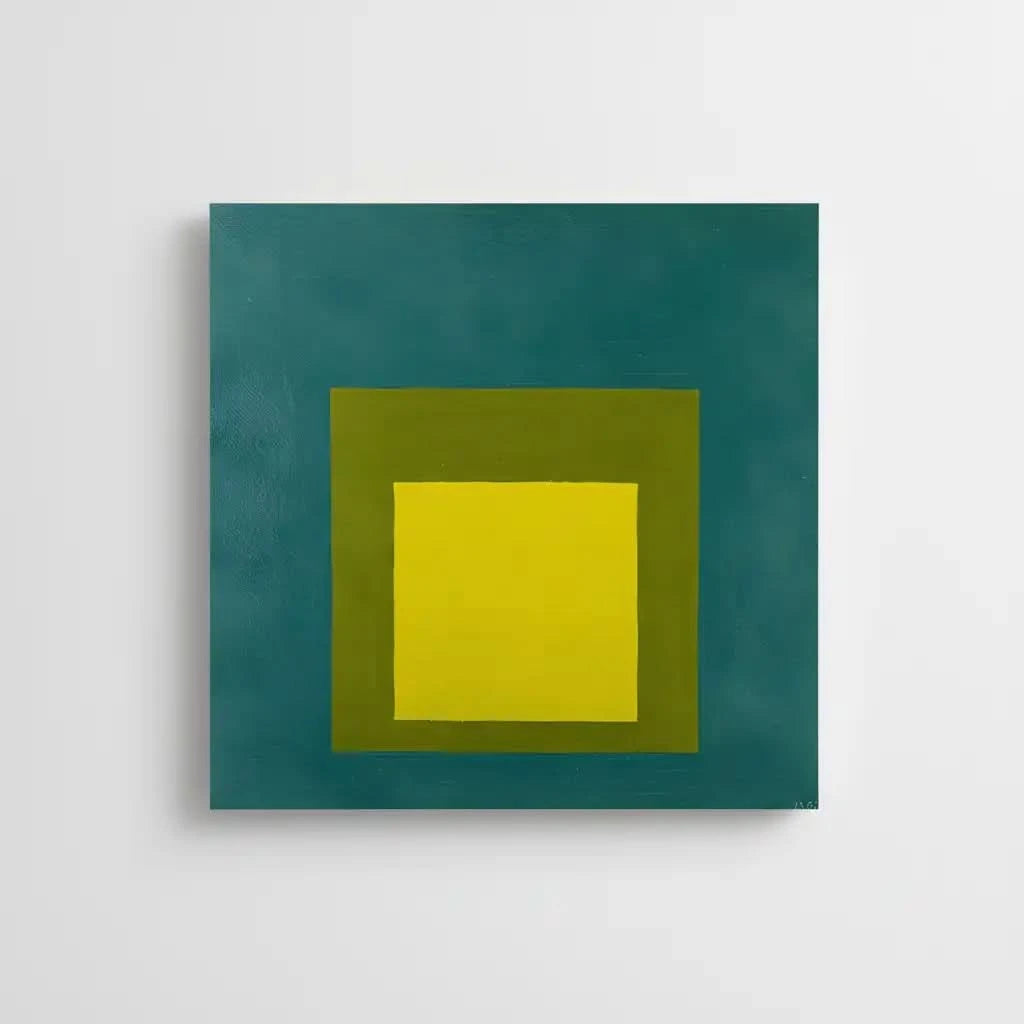 Peinture minimaliste avec carré jaune vif, entouré de vert olive et bleu émeraude, ambiance sereine pour salon moderne.