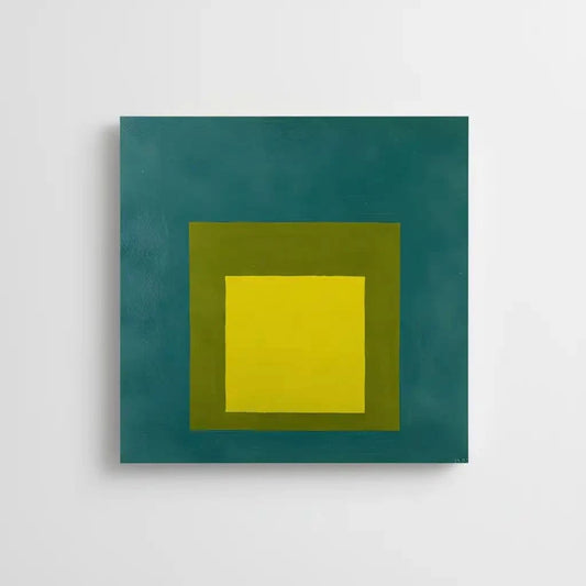 Peinture minimaliste avec carré jaune vif, entouré de vert olive et bleu émeraude, ambiance sereine pour salon moderne.