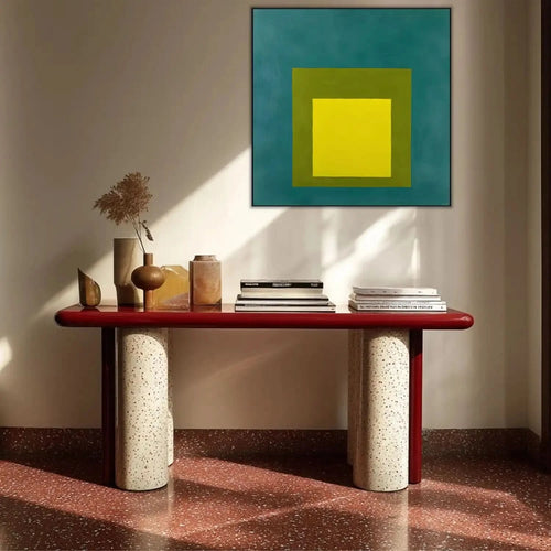 Peinture minimaliste avec carré jaune vif, entouré de vert olive et bleu émeraude, ambiance sereine pour salon moderne.