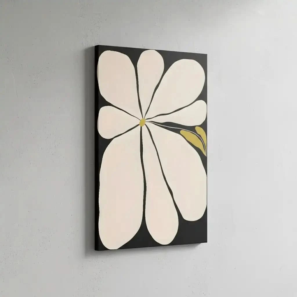 Tableau minimaliste avec fleur blanche sur fond noir, touches de jaune, ambiance sereine pour salon ou chambre moderne.