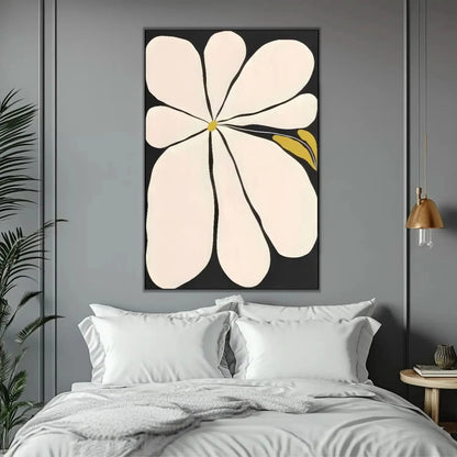 Tableau minimaliste avec fleur blanche sur fond noir, touches de jaune, ambiance sereine pour salon ou chambre moderne.