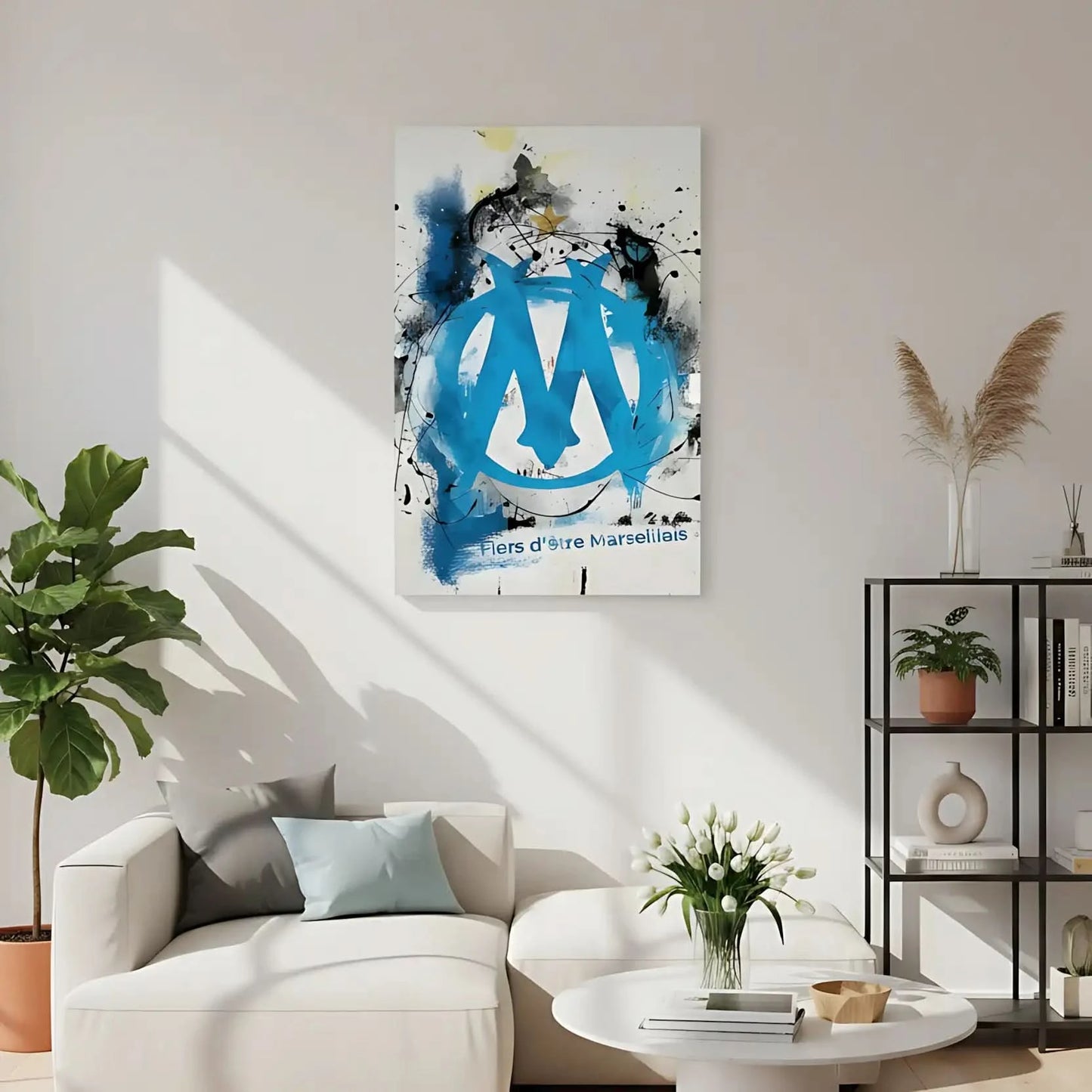 Tableau moderne avec logo marseillais, éclats de bleu vif et noir profond, ambiance dynamique pour salon ou bureau.