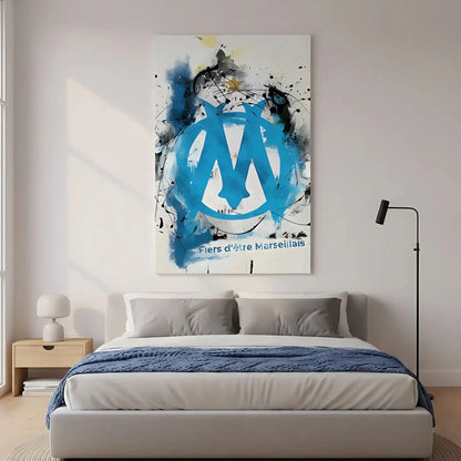 Tableau moderne avec logo marseillais, éclats de bleu vif et noir profond, ambiance dynamique pour salon ou bureau.