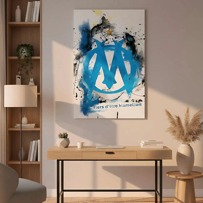 Tableau moderne avec logo marseillais, éclats de bleu vif et noir profond, ambiance dynamique pour salon ou bureau.