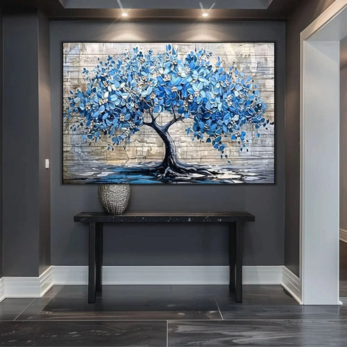 Arbre impressionniste en fleurs bleues, reflet élégant, palette bleu glacé et beige, apporte sérénité pour chambre ou salon.