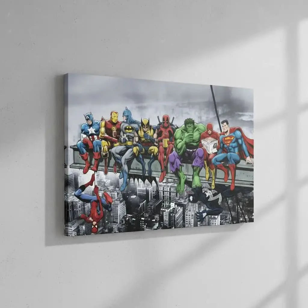 Super-héros colorés assis sur une poutre, surplombant une ville en noir et blanc, ambiance pop art dynamique.