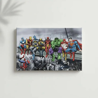 Super-héros colorés assis sur une poutre, surplombant une ville en noir et blanc, ambiance pop art dynamique.