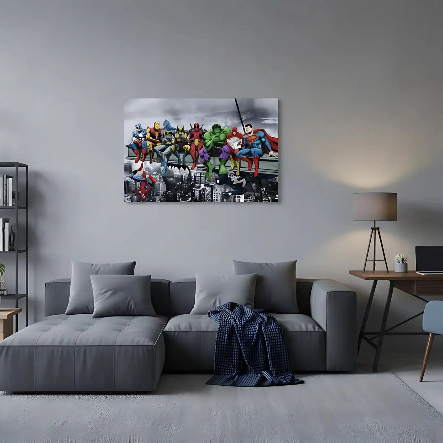 Super-héros colorés assis sur une poutre, surplombant une ville en noir et blanc, ambiance pop art dynamique.