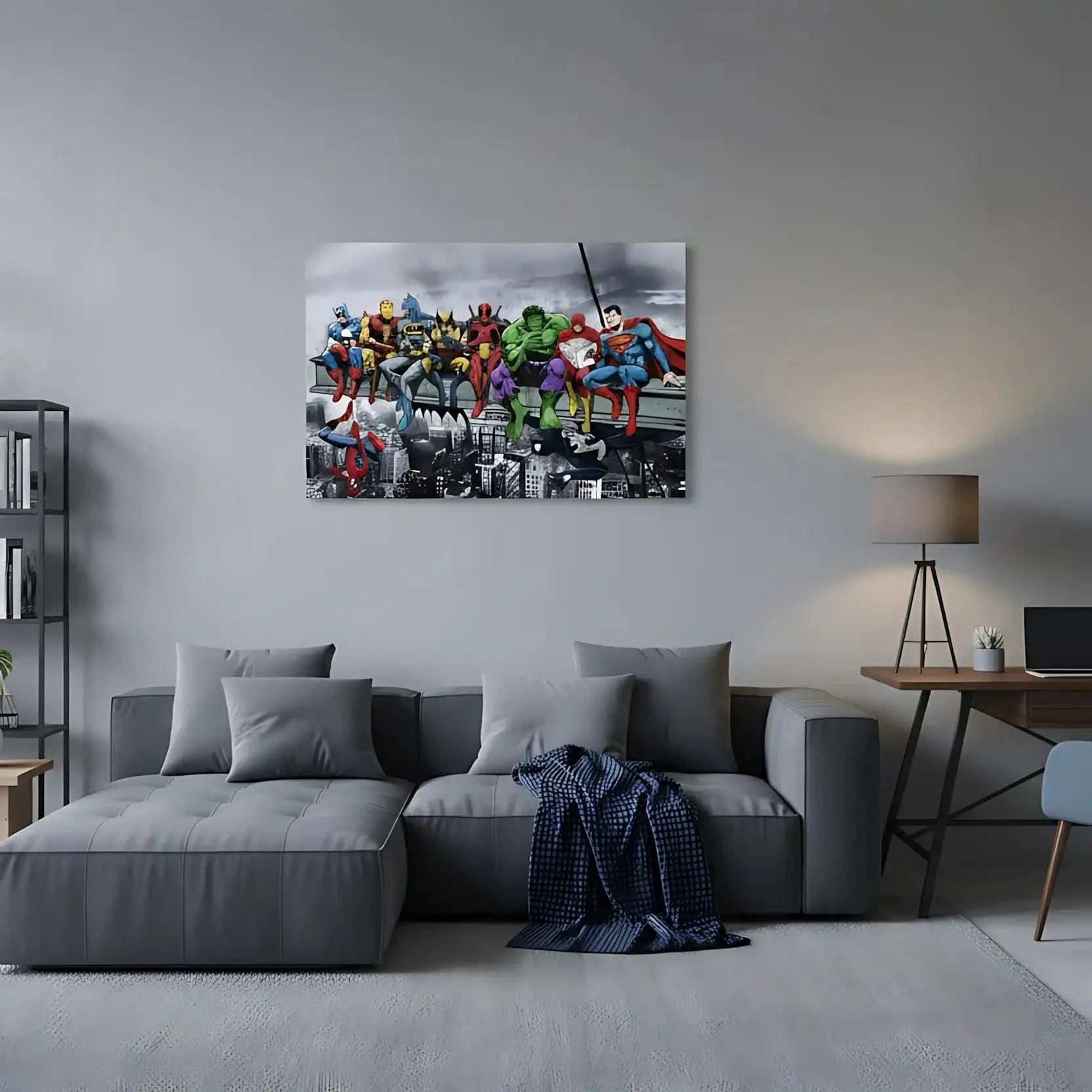 Super-héros colorés assis sur une poutre, surplombant une ville en noir et blanc, ambiance pop art dynamique.