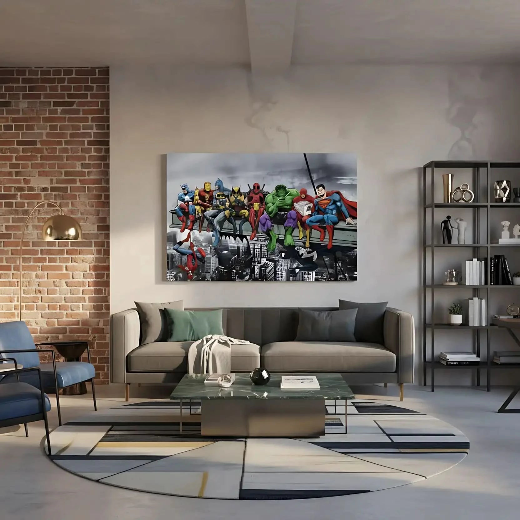 Super-héros colorés assis sur une poutre, surplombant une ville en noir et blanc, ambiance pop art dynamique.