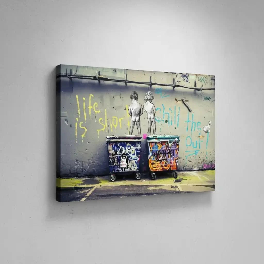 Street art avec enfants en noir et blanc, graffitis colorés sur mur gris, ambiance urbaine et réflexion sur la vie.