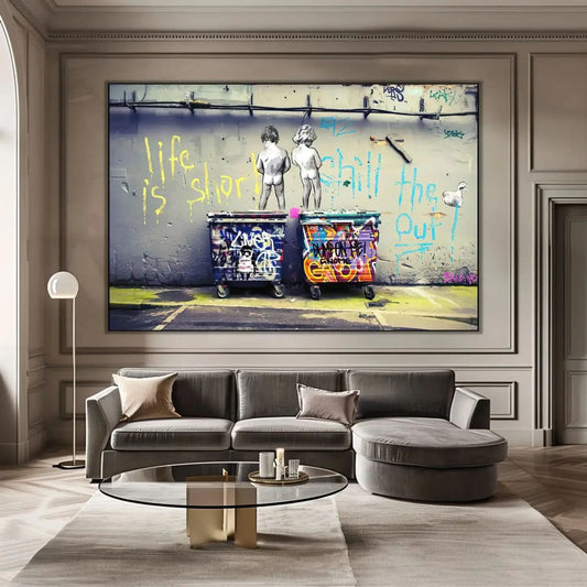 Street art avec enfants en noir et blanc, graffitis colorés sur mur gris, ambiance urbaine et réflexion sur la vie.