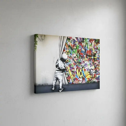 Enfant en noir et blanc découvrant des graffitis multicolores, ambiance urbaine et dynamique pour salon ou bureau moderne.