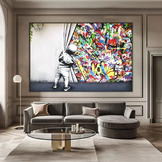 Enfant en noir et blanc découvrant des graffitis multicolores, ambiance urbaine et dynamique pour salon ou bureau moderne.