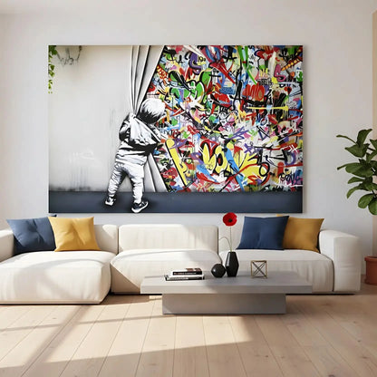 Enfant en noir et blanc découvrant des graffitis multicolores, ambiance urbaine et dynamique pour salon ou bureau moderne.
