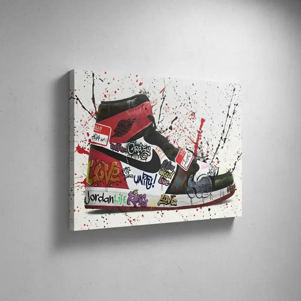 Chaussure ornée de graffitis multicolores, éclaboussures rouges et noires, énergie urbaine pour salon moderne ou bureau créat