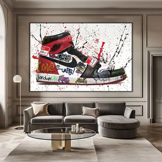 Chaussure ornée de graffitis multicolores, éclaboussures rouges et noires, énergie urbaine pour salon moderne ou bureau créat