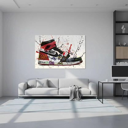 Chaussure ornée de graffitis multicolores, éclaboussures rouges et noires, énergie urbaine pour salon moderne ou bureau créat