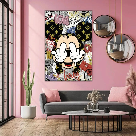 Toile Pop Art avec motifs iconiques, graffitis expressifs, couleurs vives et ambiance urbaine pour salon moderne.