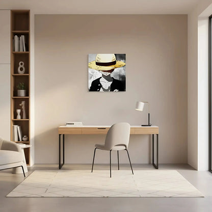 Personnage mystérieux avec chapeau de paille jaune, fond noir et blanc, ambiance intrigante pour salon moderne.