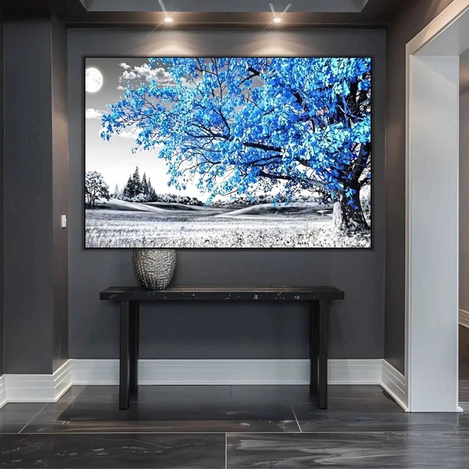 Paysage surréaliste avec arbre bleu lumineux et lune, palette noire et bleue, atmosphère mystérieuse pour chambre ou salon.